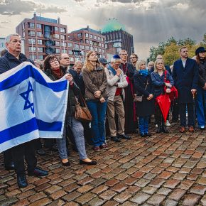 Demonstrationsteilnehmr mit Israel-Fahne