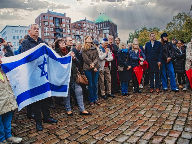 Demonstrationsteilnehmr mit Israel-Fahne